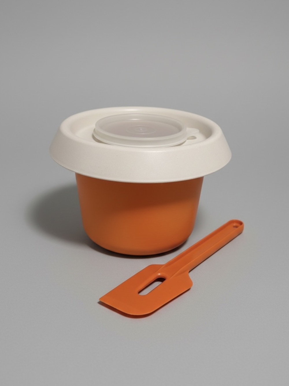 Vintage 80’s Tupperware 1.5 Litre “Mix N Store" Batter Bowl & Spatula